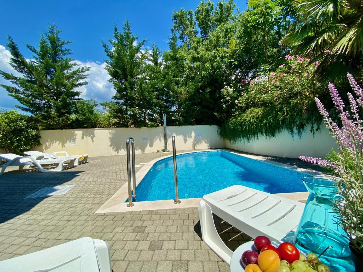 PRIVATE pool&Mediterranean garden apartment Mia Šilo Buitenkant foto